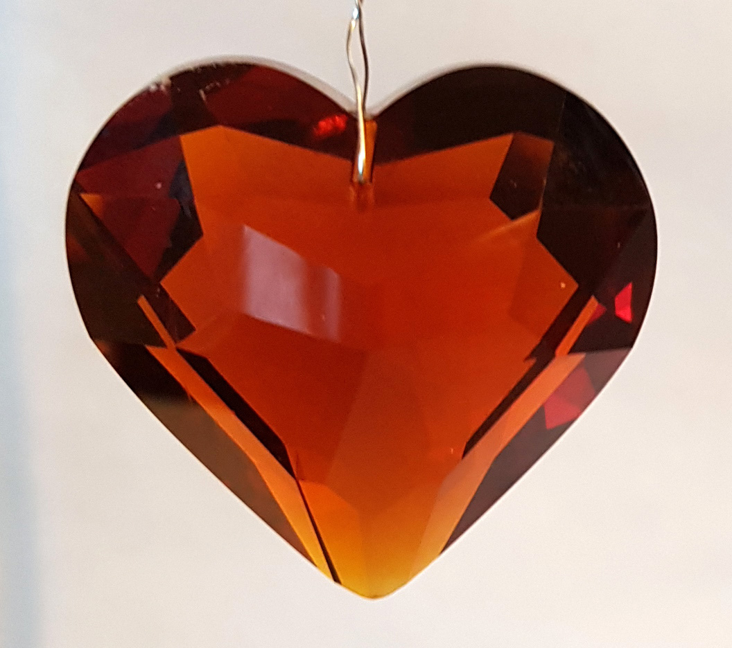 Hjärta 45 mm bärnsten fasettslipat glas köp hos Plantanica webbutik